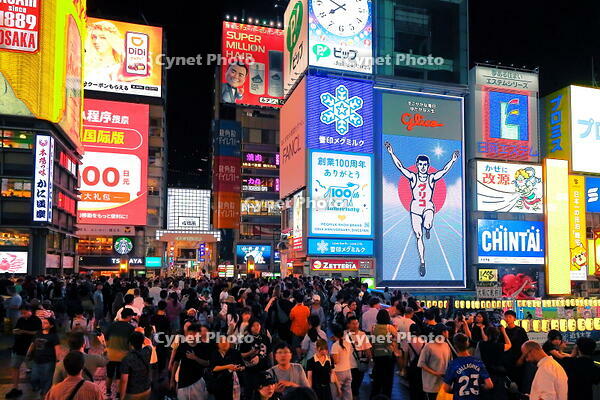 夏の夜の道頓堀のにぎわい [THI110053506]