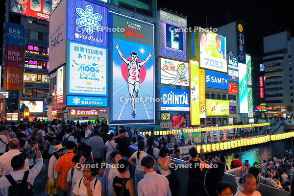 夏の夜の道頓堀のにぎわい [THI110053507]