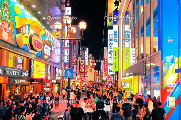 夏の夜の道頓堀のにぎわい [THI110053510]