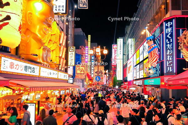 夏の夜の道頓堀のにぎわい [THI110053512]