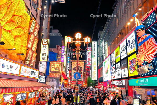 夏の夜の道頓堀のにぎわい [THI110053513]