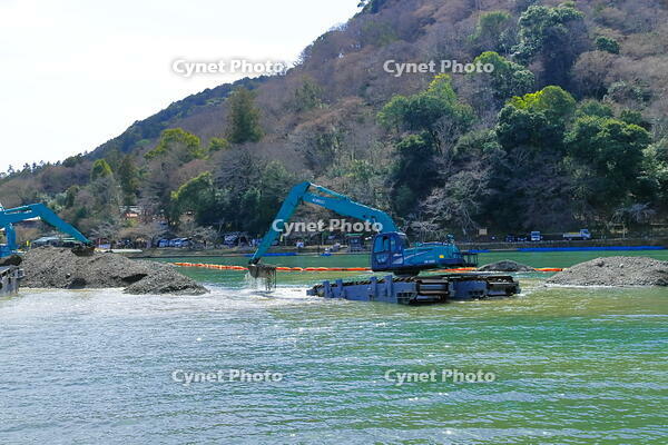 嵐山の渡月橋の上流の桂川の浚渫工事 [THI110053743]