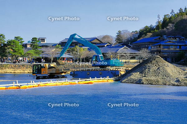 嵐山の渡月橋の上流の桂川の浚渫工事 [THI110053750]