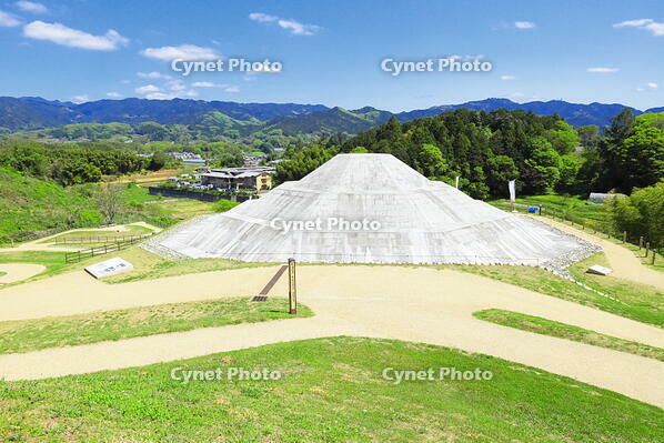 春の牽牛子塚古墳と明日香村の風景　奈良県　明日香村 [THI110053778]