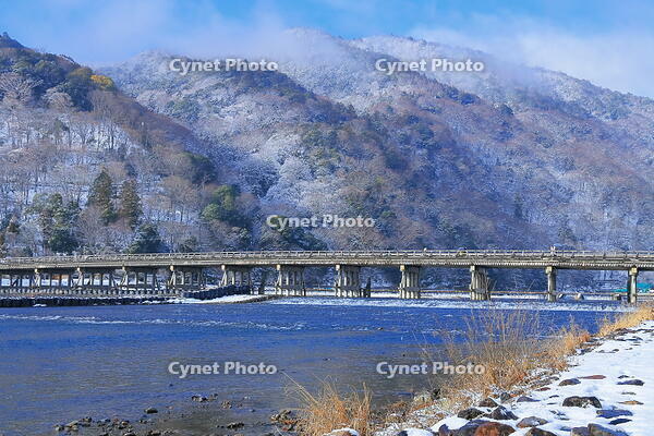 雪晴れの嵐山と渡月橋 [THI110053935]