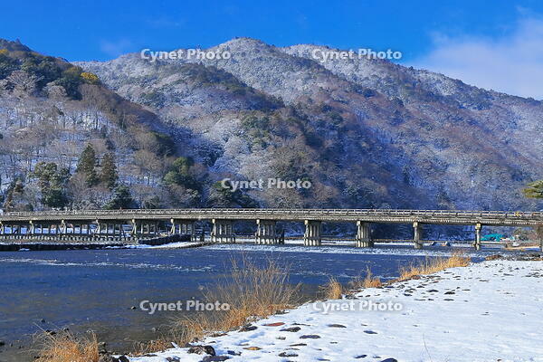 雪晴れの嵐山と渡月橋 [THI110053937]