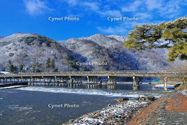 雪晴れの嵐山と渡月橋 [THI110053938]