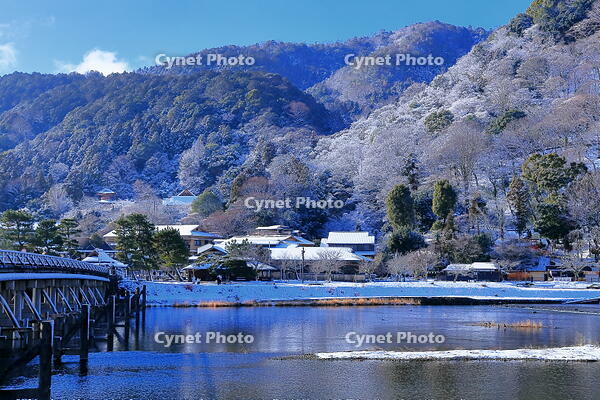 雪晴れの嵐山と渡月橋 [THI110053939]