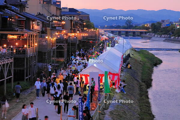 鴨川納涼 [THI110054139]