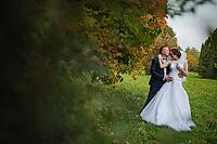 Wedding couple background yellow tree at autumn park [IBR123675101]