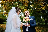 Wedding couple background yellow tree at autumn park [IBR123675104]