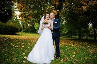 Wedding couple background yellow tree at autumn park [IBR123675108]