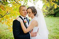 Wedding couple background yellow tree at autumn park [IBR123675120]