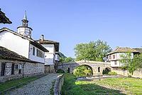 The old bridge and traditional Bulgarian houses in the old town of Tryavna, Bulgaria. Die alte Brücke und die traditionellen bulgarischen Häuser in der Altstadt von Tryavna, Bulgarien [IBR123790569]