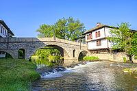 The old bridge and traditional Bulgarian houses in the old town of Tryavna, Bulgaria. Die alte Brücke und die traditionellen bulgarischen Häuser in der Altstadt von Tryavna, Bulgarien [IBR123790570]