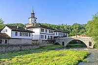 The old bridge and traditional Bulgarian houses in the old town of Tryavna, Bulgaria. Die alte Brücke und die traditionellen bulgarischen Häuser in der Altstadt von Tryavna, Bulgarien [IBR123790571]