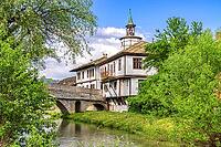 The old bridge and traditional Bulgarian houses in the old town of Tryavna, Bulgaria. Die alte Brücke und die traditionellen bulgarischen Häuser in der Altstadt von Tryavna, Bulgarien [IBR123790572]