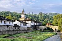 The old bridge and traditional Bulgarian houses in the old town of Tryavna, Bulgaria. Die alte Brücke und die traditionellen bulgarischen Häuser in der Altstadt von Tryavna, Bulgarien [IBR123790574]