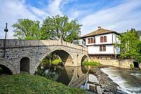 The old bridge and traditional Bulgarian houses in the old town of Tryavna, Bulgaria. Die alte Brücke und die traditionellen bulgarischen Häuser in der Altstadt von Tryavna, Bulgarien [IBR123790579]