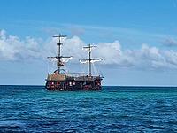 Drawing style photo of a pirate ship on Bavaro Beach, Punta Cana, Dominican Republic. Zeichenstilfoto eines Piratenschiffs am Strand von Bavaro, Punta Cana, Dominikanische Republik [IBR123790592]
