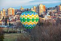 Vergnügungsballon über South Park, gegenüber dem Stadtteil Lozenets, Sofia [IBR123790626]