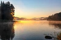 Sonnenaufgang am Shiroka Polyana Dam, Westrhodopen, Bulgarien [IBR123790646]