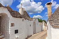 Die einzigartigen Trulli in Alberobello, Bari, Italien [IBR123790647]