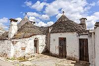 Die einzigartigen Trulli in Alberobello, Bari, Italien [IBR123790650]