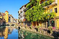 Die schöne mittelalterliche Stadt Annecy, französische Alpen [IBR123790656]