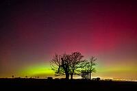 Strong coronary mass ejections on the Sun have sent correspondingly intense storms of charged particles towards Earth, where they have also caused auroras over Germany. These auroras are produced in the atmosphere at an altitude of 70 to 800 kilometers wh [IBR112941845]