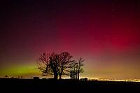 Strong coronary mass ejections on the Sun have sent correspondingly intense storms of charged particles towards Earth, where they have also caused auroras over Germany. These auroras are produced in the atmosphere at an altitude of 70 to 800 kilometers wh [IBR112941848]