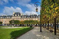 Place des Vosges, Marais, Paris, France [IBR123911520]