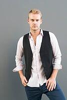 Portrait of young handsome businessman with blond hair against gray background [IBR124309056]