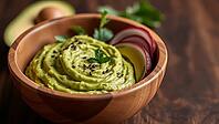 Creamy avocado dip in a wooden bowl, decorated with red onions and sesame, delicious dip, perfect as a side dish for meals and parties, AI generates, AI generated [IBR124458845]
