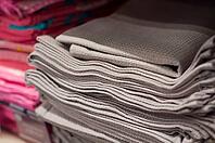 Beige Küchentextilien, gestapelte Waffelhandtücher, weicher Fokus [IBR124491564]