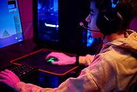 Junge spielt zu Hause Computerspiele, Spielsucht [IBR124497501]