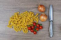 Onions (Allium cepa) with cocktail tomatoes (Solanum lycopersicum) and fusilli pasta, Kempen, North Rhine-Westphalia, Germany [IBR124629099]