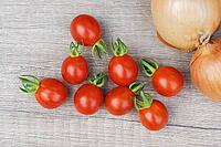 Onions (Allium cepa) with cocktail tomatoes (Solanum lycopersicum), Kempen, North Rhine-Westphalia, Germany [IBR124629109]