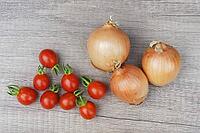 Onions (Allium cepa) with cocktail tomatoes (Solanum lycopersicum), Kempen, North Rhine-Westphalia, Germany [IBR124629118]