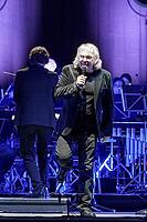Tobias Künzel, singer of Die Prinzen live on Symphonica Tour together with the Thüringen Philharmonie Gotha-Eisenach conducted by conductor Christian Dellacher at Berlin's Tempodrom on 23.05.2026 [IBR113223554]