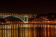 Brücke in einer Stadt [IBR124915311]