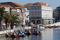 Moliceiro boats in Canal Central in front of historic buildings, Old Town, Aveiro District, Centro Region, Portugal [IBR125007667]
