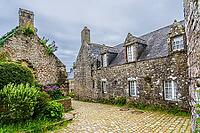 The historic town of Locronan in Finistère, Brittany, France, is characterised by granite houses, cobbled streets and slate roofs arranged around its preserved centre. Traditional façades, narrow lanes and stone-paved public spaces are seen in soft natura [IBR125163365]