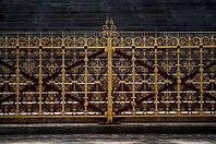 Gilded fence around Albert Memorial Memorial, Kensington Gardens, Park, Kensington, City of Westminster, London, England, Great Britain, Great Britain [IBR125173430]