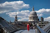 View of the Millennium Bridge, pedestrian suspension bridge across the Thames connecting the City of London and Southwark, in the background St. Paul's Cathedral, Bankside, Borough of Southwark, London, England, Great Britain, Great Britain [IBR125177945]