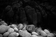 Stones, pebbles, pebbles, Cot Valley Beach, Porth Nanven, also beach of dinosaur eggs, coast, black and white, St Just in Penwith, Cornwall, England, Great Britain, Great Britain [IBR125177975]