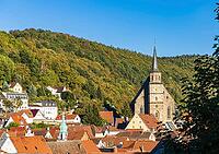 View of the old town of Kulmbach with St. Peter's Church in front of the autumnal castle hill [IBR125180349]