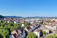 Elevated view of the historic old town of Homburg. In the center, the Lutheran Town Church stands out with its reddish masonry. The left side of the picture is dominated by the densely wooded Schlossberg, on whose top the Schlossberghotel is visible. A se [IBR125180380]
