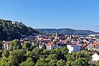 Elevated view of the historic old town of Homburg. In the center, the Lutheran Town Church stands out with its reddish masonry. The left side of the picture is dominated by the densely wooded Schlossberg, on whose top the Schlossberghotel is visible. A se [IBR125180383]