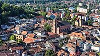 Elevated view of the historic old town of Homburg. In the center, the Lutheran Town Church stands out with its reddish masonry. The left side of the picture is dominated by the densely wooded Schlossberg, on whose top the Schlossberghotel is visible. A se [IBR125180384]